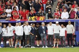 Nicolas Mathieu (3ème depuis la gauche) et le staff de l'équipe de Suisse lors de la séance de tirs au but samedi face à l'Angleterre.